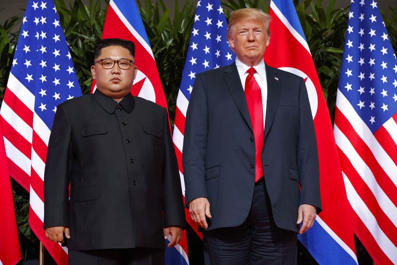 Dans cette photo d'archives du 12 juin. 12 juin 2018, Donald Trump rencontre le dirigeant nord-coréen Kim Jong Un à Singapour. 