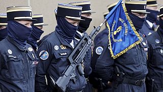 Члены интервенционной группы Национальной жандармерии (GIGN) на церемонии памяти.