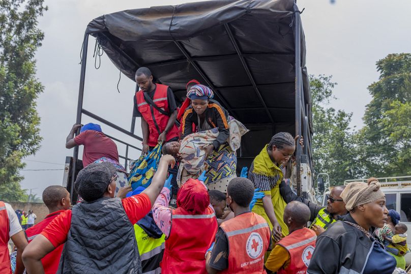 Persone provenienti dal Congo sbarcano da un camion a Gyseny, Ruanda, 28 gennaio 2025