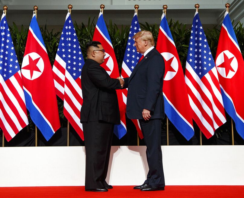 Kim Dzong Un i prezydent USA Donald Trump podczas spotkania na wyspie Santosa w 2018r