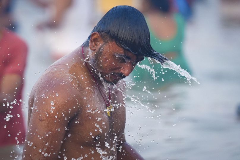 Un fidèle hindou se baigne dans le Sangam, le confluent du Gange, de la Yamuna et de la mythique rivière Saraswati, le jour de la nouvelle lune (Mauni Amavasya) lors du festiv