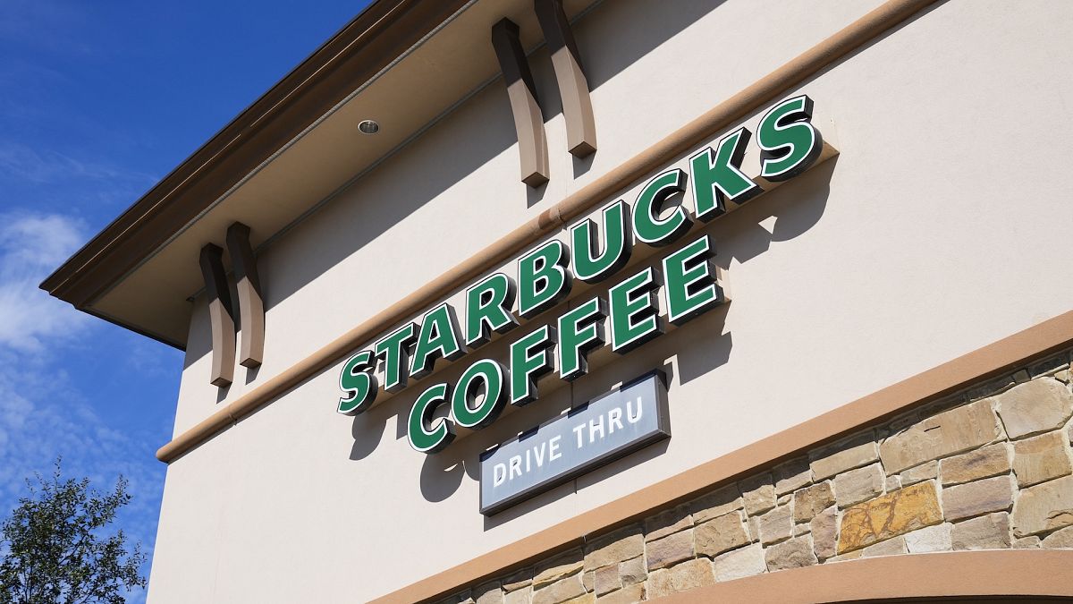 Η Starbucks βλέπει βελτιωμένες τριμηνιαίες πωλήσεις καθώς αρχίζουν οι προσπάθειες ανάκαμψης