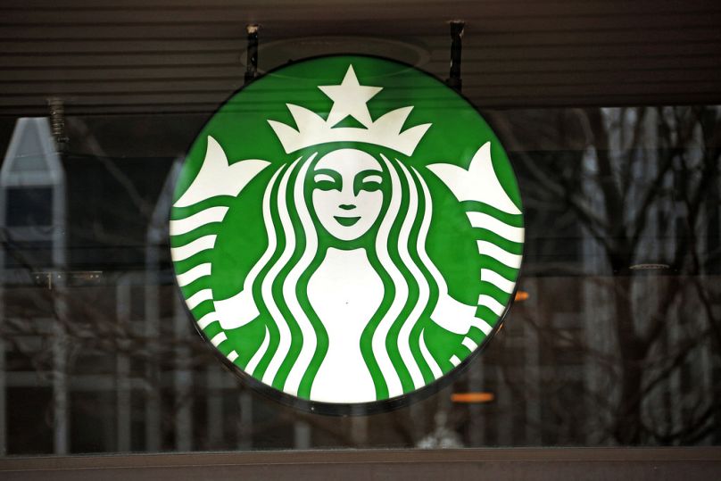 Un'insegna con il logo di Starbucks nella vetrina di uno dei bar della catena a Pittsburgh, 12 gennaio 2017