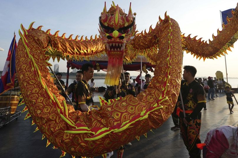 Ethnische Chinesen aus Kambodscha führen am Dienstag, 28. Januar 2025, einen Drachentanz auf.