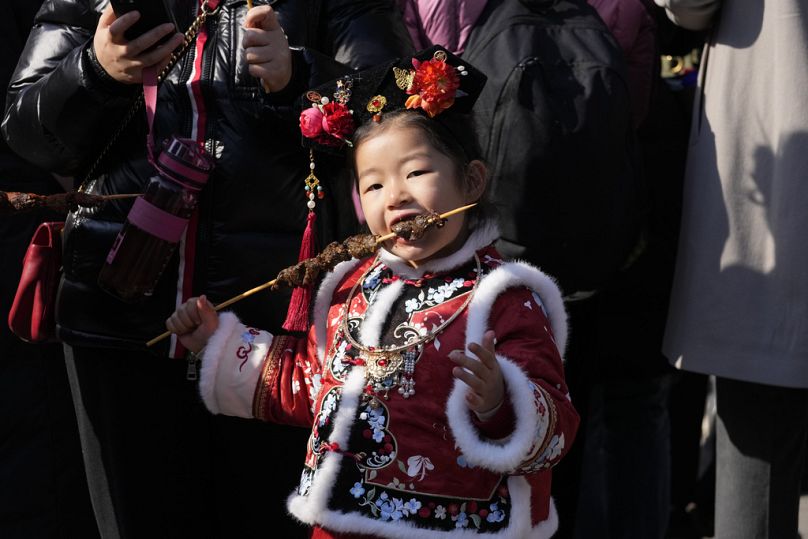 Ein Mädchen in einem traditionellen Kleid während des ersten Tag des chinesischen Mondneujahrs in Peking am Mittwoch, 29. Januar 2025.