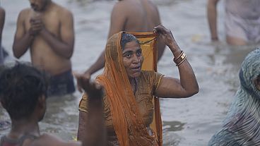 Hindu worshippers take a holy bath on the banks of the Sangam during the Kumbh Mela festival in Prayagraj, India, 29.01.2025