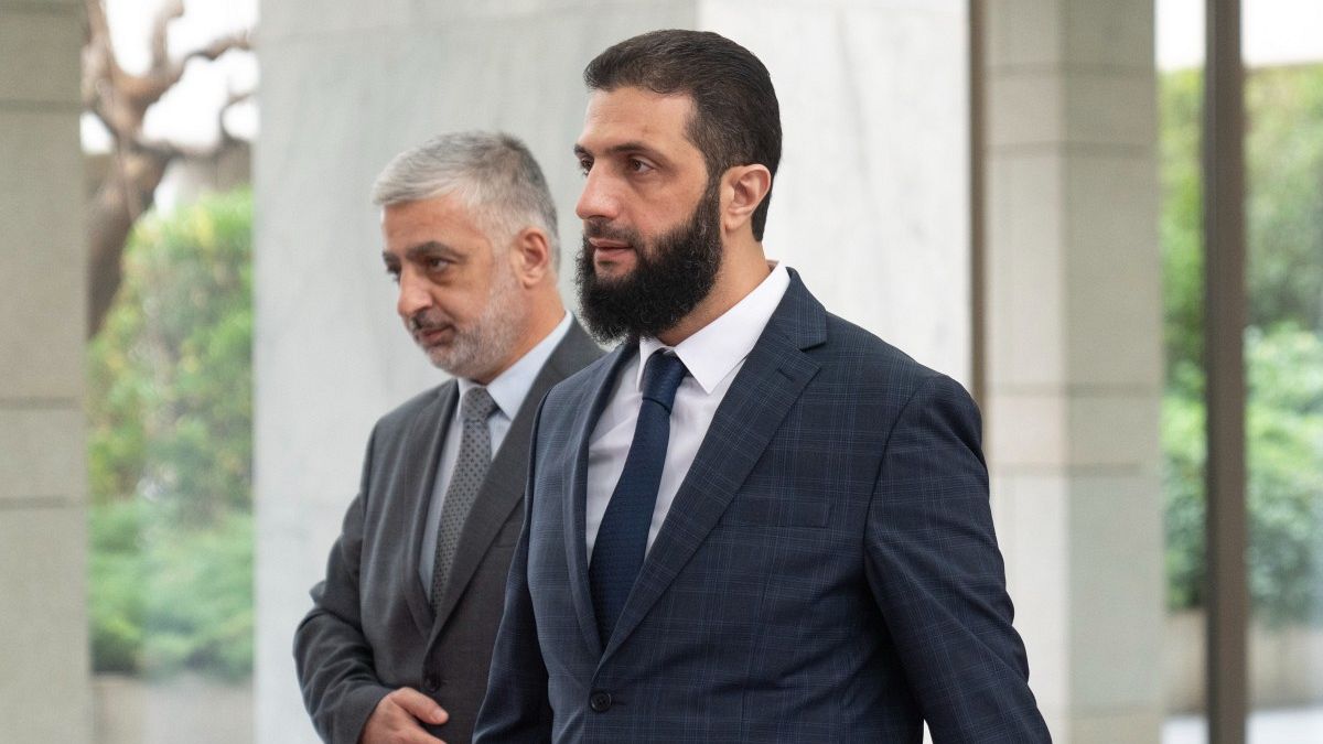 سوريا: تنصيب أحمد الشرع "الجولاني" رئيساً للمرحلة الانتقالية وحل الجيش وحزب البعث وإلغاء الدستور