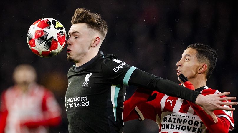 Conor Bradley, a Liverpool (feketében)  Mauro Junior, a PSV Eindhoven játékosa a labdarúgó BL PSV - Liverpool mérkőzésen az eindhoveni Phillips Stadionban 2025. január 29-én