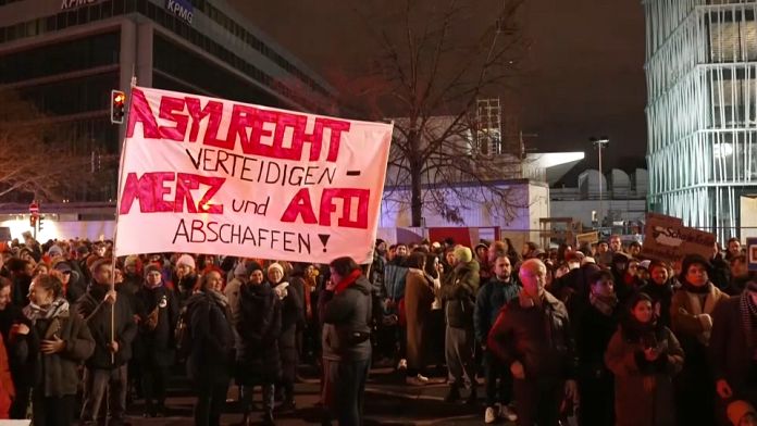 Proteste in Germania contro la rigida mozione sui migranti votata da Cdu e AfD