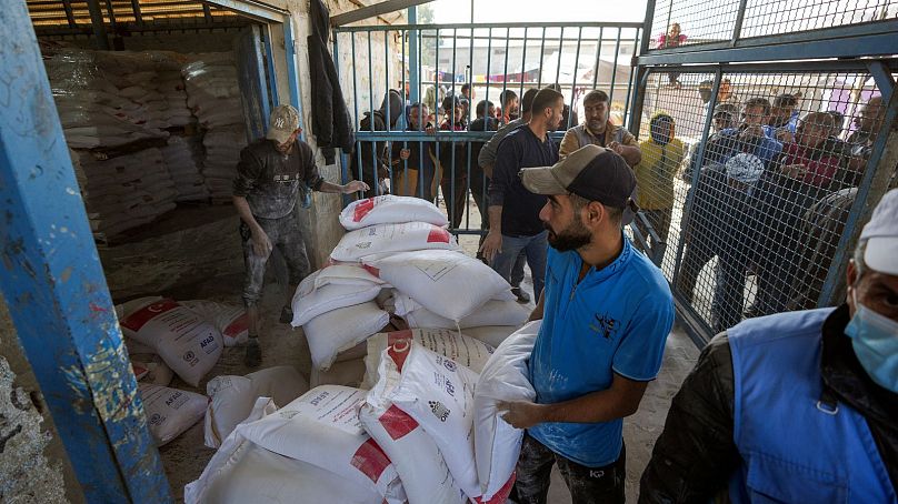 Un yardımı, Gazze'deki Nuseyrat mülteci kampındaki UNRWA merkezinde Filistinlilere dağıtılıyor.