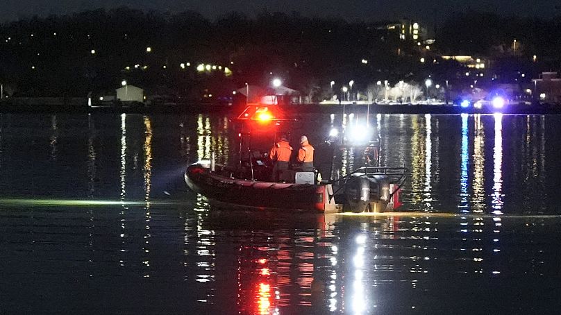 Hajó pásztázza a katasztrófa helyszínét a repülőtér közelében