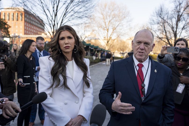 Kristi Noem és Tom Homan a Fehér Ház előtt, 2025 január 29.