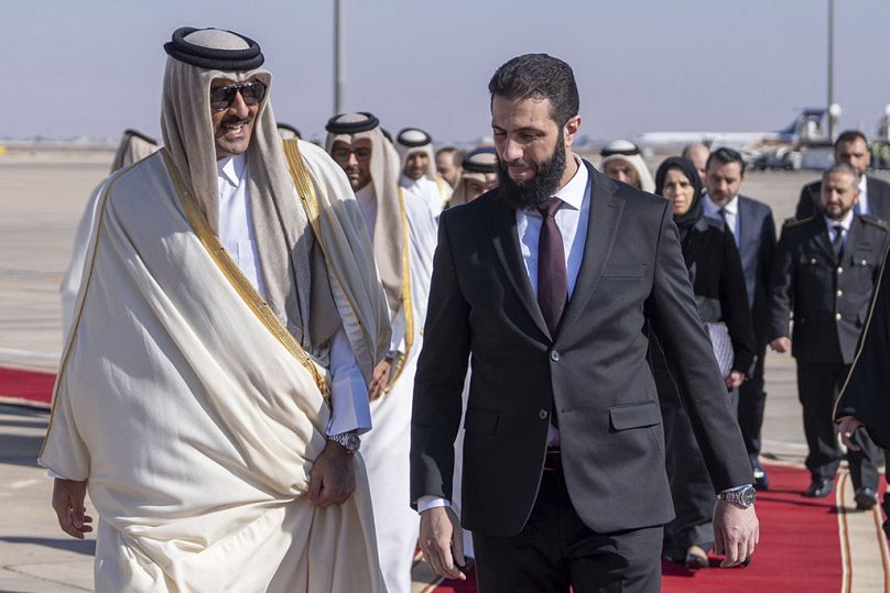 Cette photo publiée par l'agence de presse du Qatar montre l'émir du Qatar, Cheikh Tamim bin Hamad al-Thani, à gauche, accueilli par le président intérimaire de la Syrie, Ahma