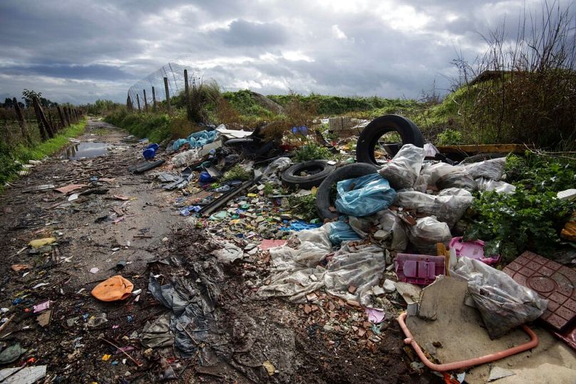 Rifiuti ammassati ai margini di un terreno coltivato vicino a Caivano, Napoli, Italia, 18 novembre 2013