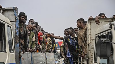 M23-Rebellen eskortieren Regierungssoldaten und Polizisten, die sich ergeben haben, zu einem nicht genannten Ort in Goma, Demokratische Republik Kongo, Donnerstag, 30. Januar 2025.