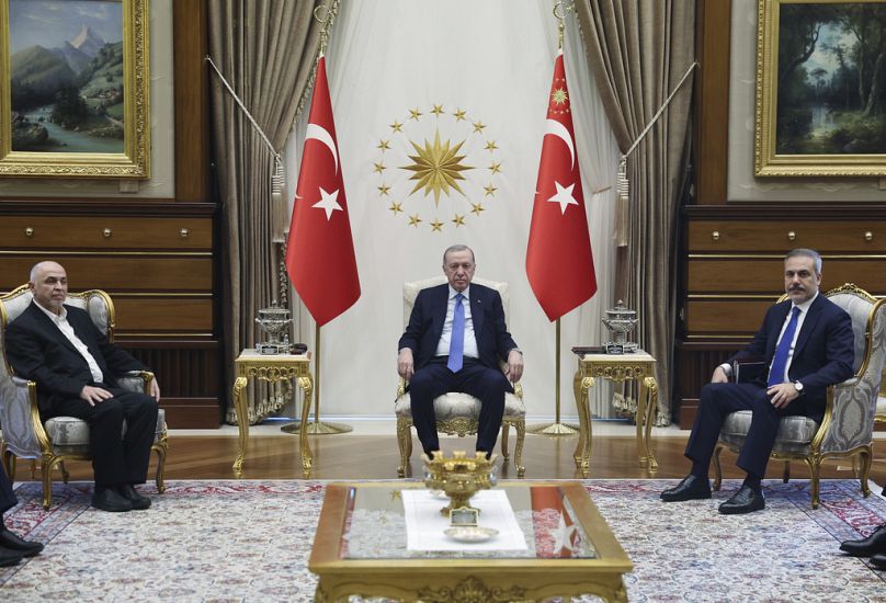 الرئيس التركي رجب طيب أردوغان بجانب القيادي الكبير في حركة حماس محمد إسماعيل درويش وزير الخارجية التركي هاكان فيدان خلال اجتماعهم في القصر الرئاسي في أنقرة، 2025