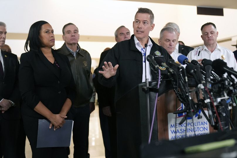 Le secrétaire d'État aux Transports, Sean Duffy, accompagné du maire du District de Columbia, Muriel Bowser, à gauche, et d'autres responsables, s'exprime lors d'une conférenc