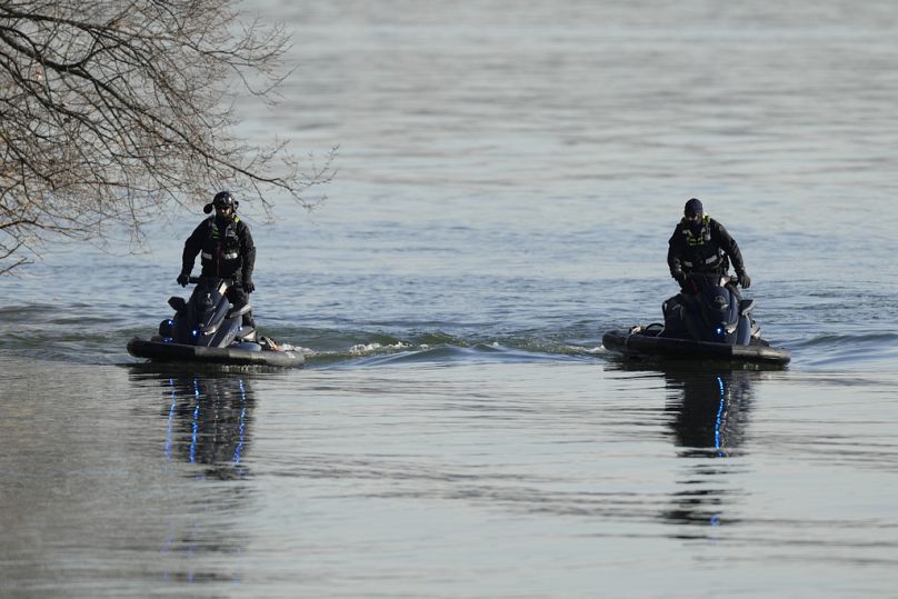 Des opérations de recherche et de sauvetage sont menées autour de l'épave de l'avion dans le fleuve Potomac depuis l'aéroport national Ronald Reagan de Washington, tôt jeudi m
