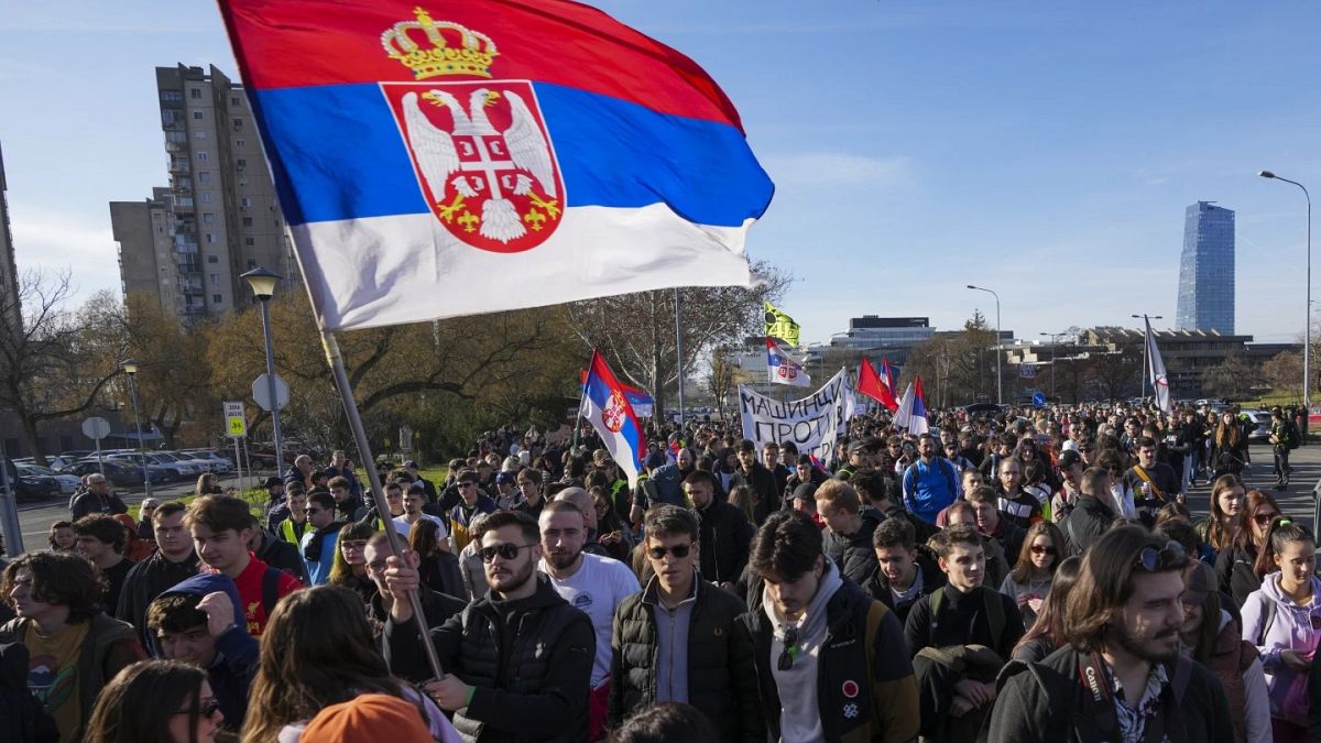 Βίντεο. Πορεία διαμαρτυρίας εκατοντάδων φοιτητών μήκους 80 χιλιομέτρων από το Βελιγράδι στο Νόβι Σαντ