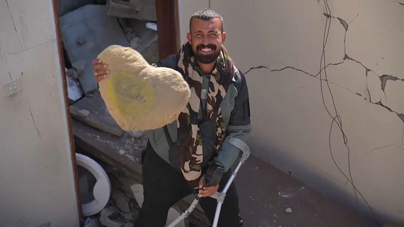 عبد القادر طاقش، فلسطيني يعود بعكازين إلى بيته المدمر في غزة