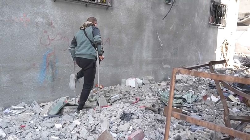 عبد القادر طاقش، فلسطيني يعود بعكازين إلى بيته المدمر في غزة