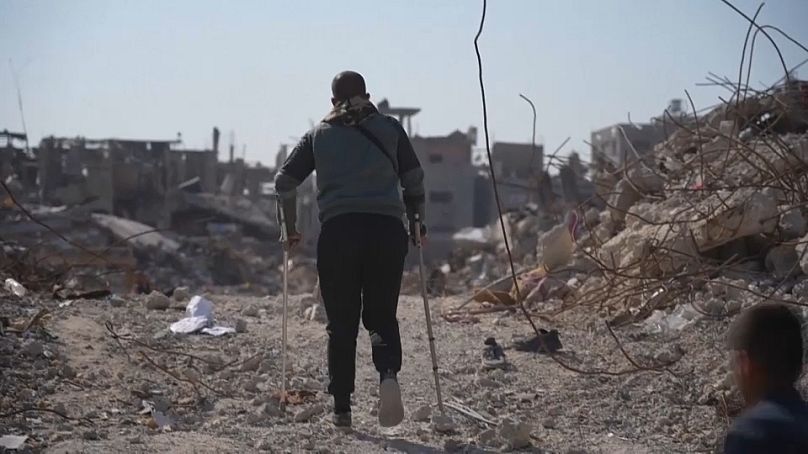 عبد القادر طاقش، فلسطيني يعود بعكازين إلى بيته المدمر في غزة