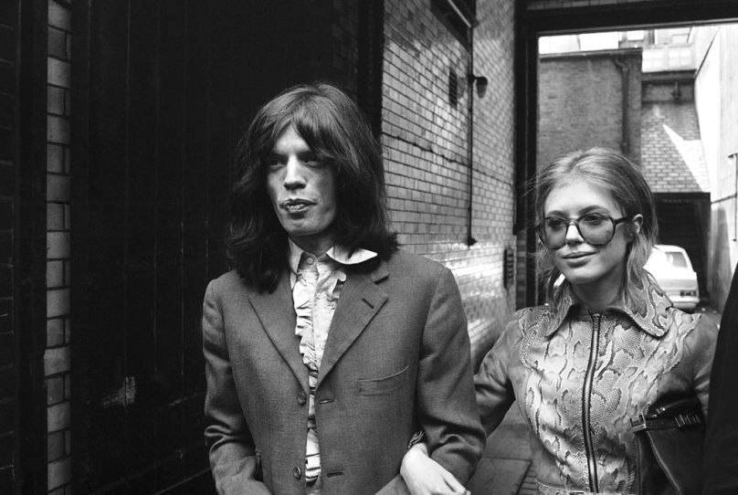 Mick Jagger, Leadsänger der Popgruppe Rolling Stones, und die Schauspielerin Marianne Faithfull am 29. Mai 1969, in einem Haus in Chelsea, London