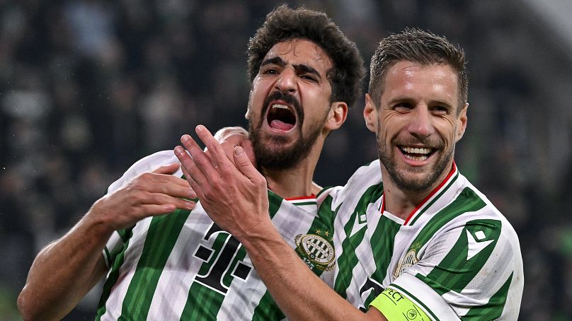 Varga Barnabás (jobbra) és Mohamed Ali Ben Romdan a tunéziai játékos második gólját ünneplik az FTC - AZ Alkmaar labdarúgó Európa-liga mérkőzésen 2025. január 30-án.