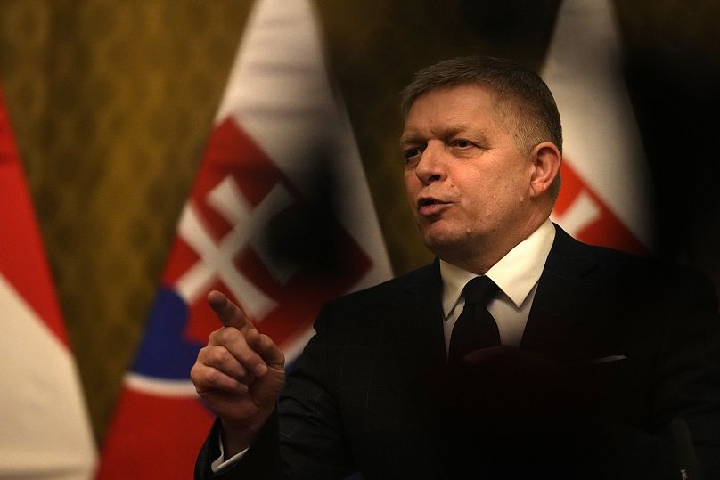 El primer ministro eslovaco, Robert Fico, se dirige a los medios de comunicación durante una reunión con su homólogo húngaro, Viktor Orban, en Bratislava, 21 de enero de 2025.