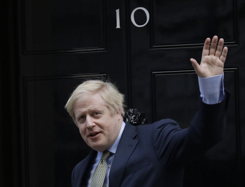 Primeiro-ministro britânico Boris Johnson regressa a 10 Downing Street depois de se ter encontrado com a Rainha Isabel II no Palácio de Buckingham, em Londres