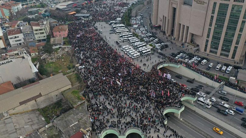 Adliye önünde destek için toplanan kalabalık.