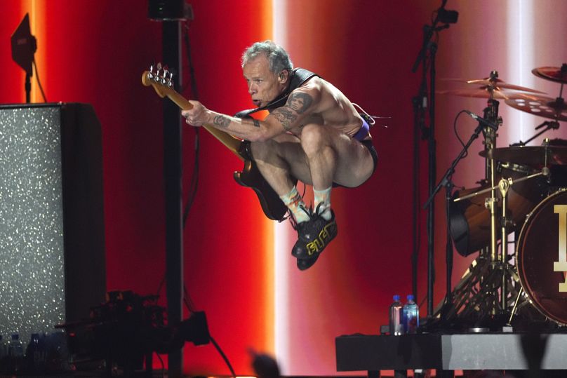 Flea, du groupe Red Hot Chili Peppers, se produit lors du concert de charité FireAid. 