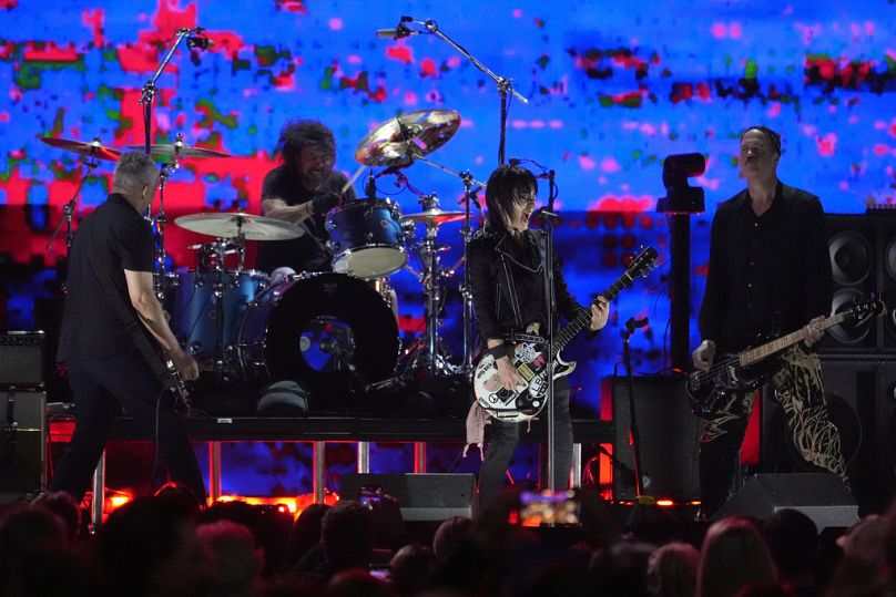 Joan Jett, deuxième à partir de la droite, se produit avec Pat Smear, de gauche à droite, Dave Grohl et Krist Novoselic de Nirvana lors du concert de charité FireAid.