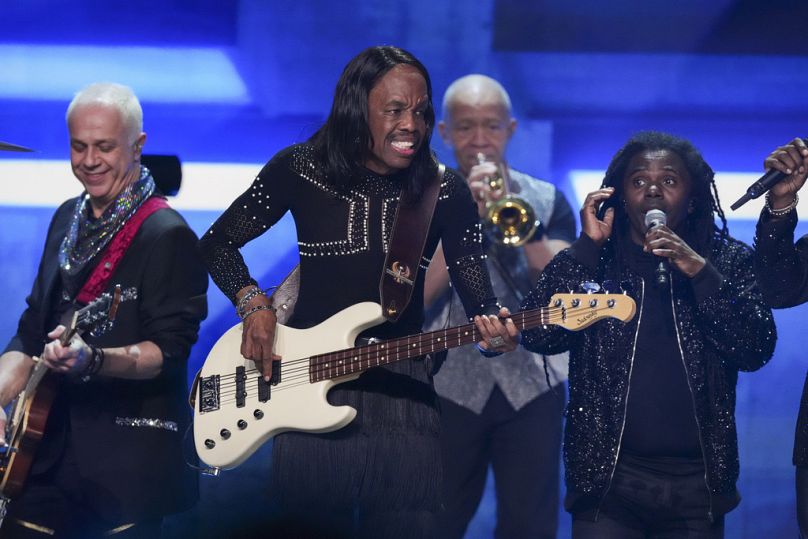 De gauche à droite, Serg Dimitrijevic, Verdine White et Philip Bailey, Jr. de Earth, Wind & Fire se produisent lors du concert de charité FireAid.