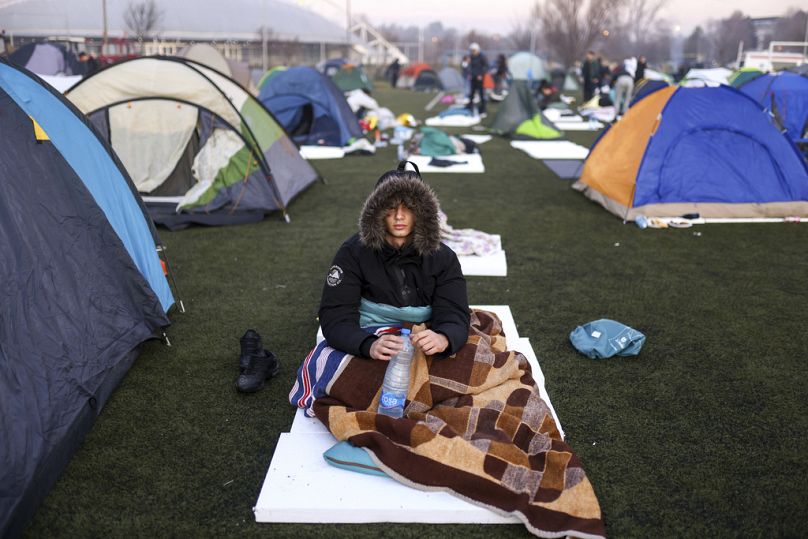 Student siedzi po przebudzeniu na stadionie piłkarskim podczas protestu przeciwko zawaleniu się betonowego zadaszenia, w wyniku którego ponad dwa miesiące temu zginęło 15 osób