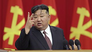 ARQUIVO: Nesta fotografia fornecida pelo governo norte-coreano, o líder norte-coreano Kim Jong Un discursa em Pyongyang, Coreia do Norte, a 2 de julho de 2024