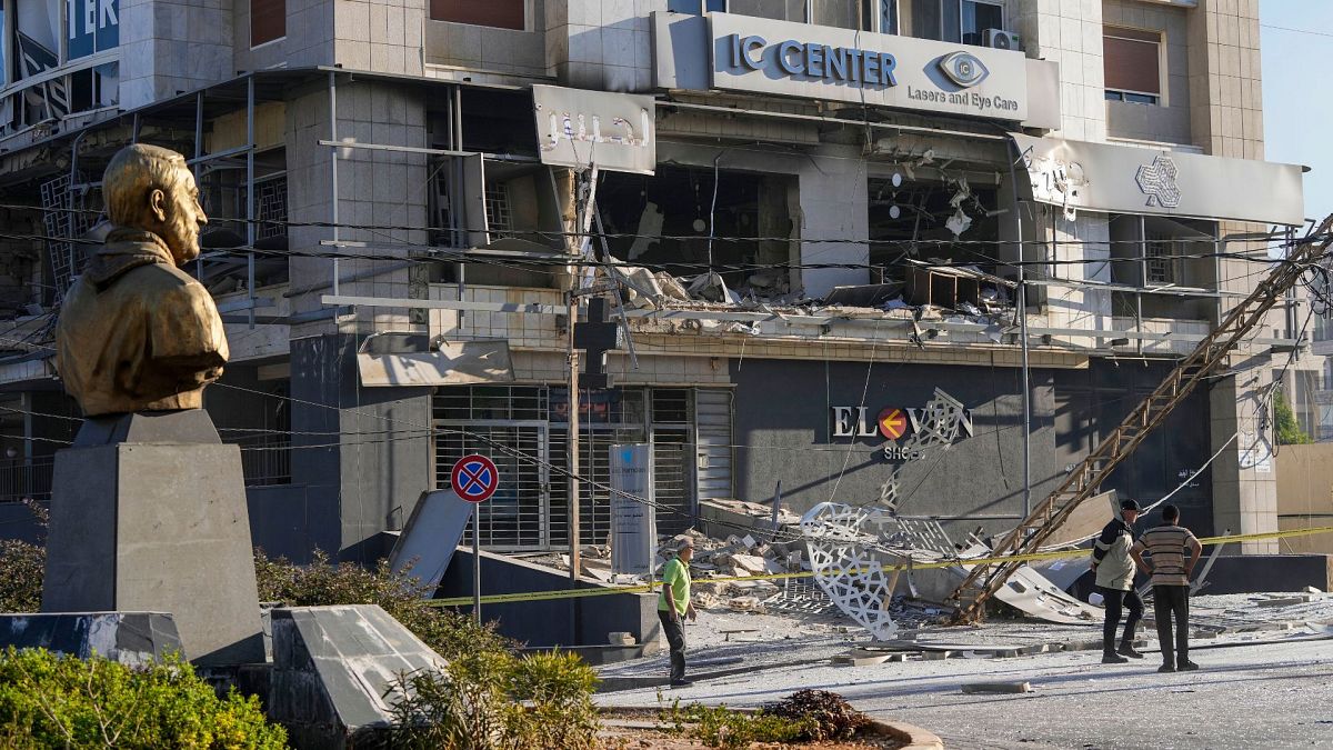 مجسمه نیمتنه قاسم سلیمانی، سردار فقید ایرانی در مقابل شعبه تخریب شده بانک قرضالحسن حزبالله بر اثر حمله هوایی اسرائیل به ضاحیه بیروت، در تاریخ ۲۱ اکتبر ۲۰۲۴