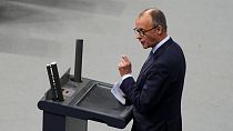 Der deutsche Oppositionsführer und Fraktionsvorsitzende der Christlichen Union, Friedrich Merz, spricht nach der Debatte und Abstimmung über Migration im Deutschen Bundestag.