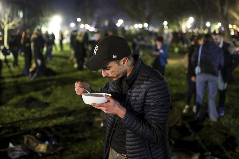 Student je posiłek w przerwie marszu i protestu przeciwko zawaleniu się betonowego zadaszenia, w którym ponad dwa miesiące temu zginęło 15 osób, w Starej Pazovej w Serbii