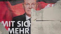 Ein beschädigtes Wahlplakat von Bundeskanzler Olaf Scholz wird auf einer Straße in Wernigerode gezeigt, 26. Januar 2025