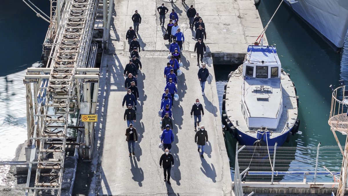 Ακυρώθηκε η κράτηση 43 μεταναστών στην Αλβανία, οι οποίοι πρέπει να επιστρέψουν στην Ιταλία