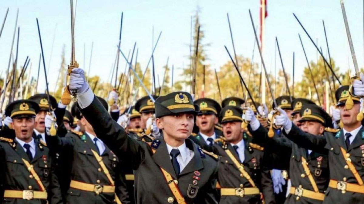 Mustafa Kemal'in askerleriyiz' sloganıyla 'Subay Yemini' eden 5 teğmen  TSK'dan ihraç edildi | Euronews