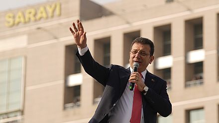 Des milliers de personnes se rassemblent pour soutenir le maire d'Istanbul