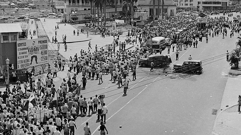 Una multitud de panameños, en su mayoría estudiantes universitarios, marcha por el centro de la ciudad de Panamá en una manifestación contra los Estados Unidos, el 10 de enero