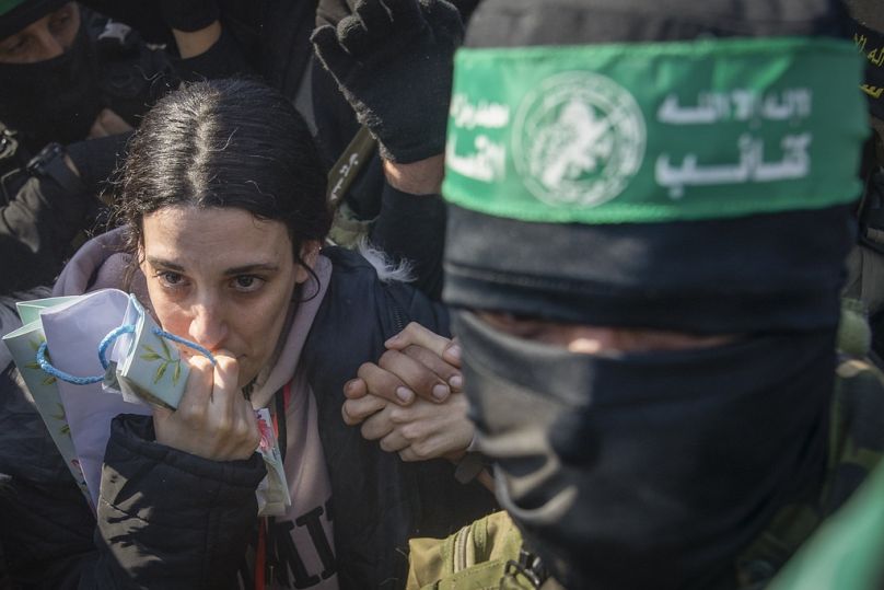 La captive israélienne Arbel Yehoud, 29 ans, est escortée par des combattants du Hamas et du Jihad islamique à Khan Younès, le jeudi 30 janvier 2025.