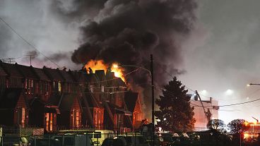 Огонь на месте крушения самолета в Филадельфии, 31 января 2025 года.