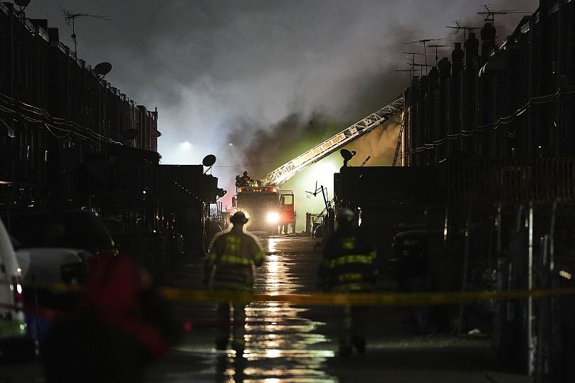 Socorristas no local após a queda de um avião de evacuação médica em Filadélfia, 31 de janeiro de 2025