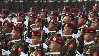 Oficiais militares marcham durante um desfile para comemorar o 78.º Dia das Forças Armadas de Myanmar em Naypyidaw, 27 de março de 2023