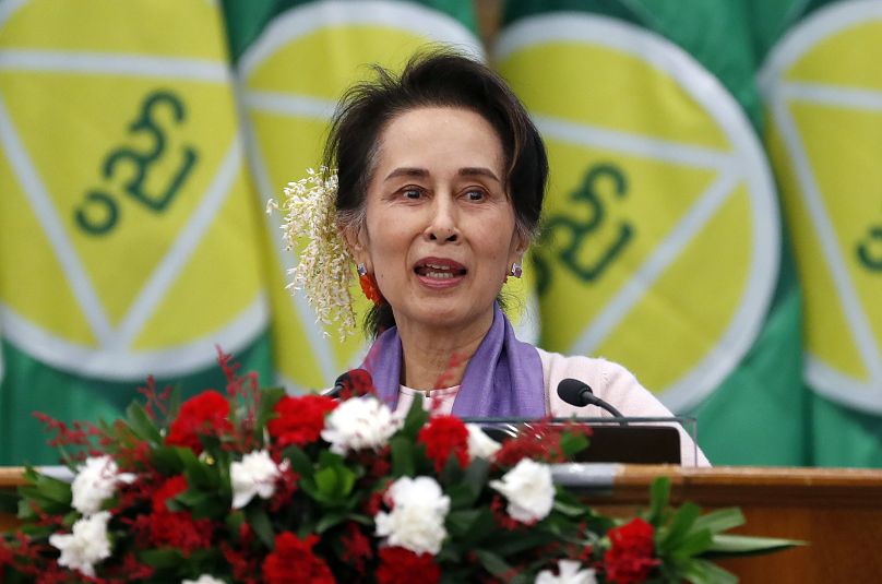 A líder deposta de Myanmar, Aung San Suu Kyi, discursa durante uma reunião sobre o desenvolvimento da educação em Naypyidaw, 28 de janeiro de 2020