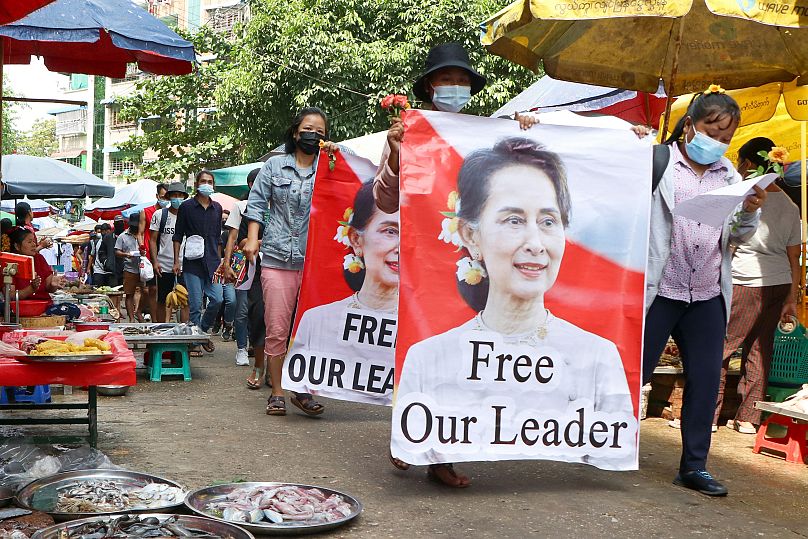 Manifestantes anti-golpe marcham durante uma manifestação na cidade de Yangon, no sul do país, a 12 de maio de 2021